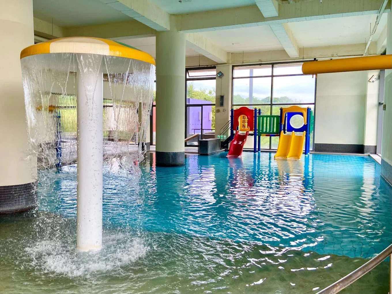 桃園中壢【南方莊園渡假飯店】｜全台最大室內水療池 × 親子DINO館，$5,800起享豪華假期