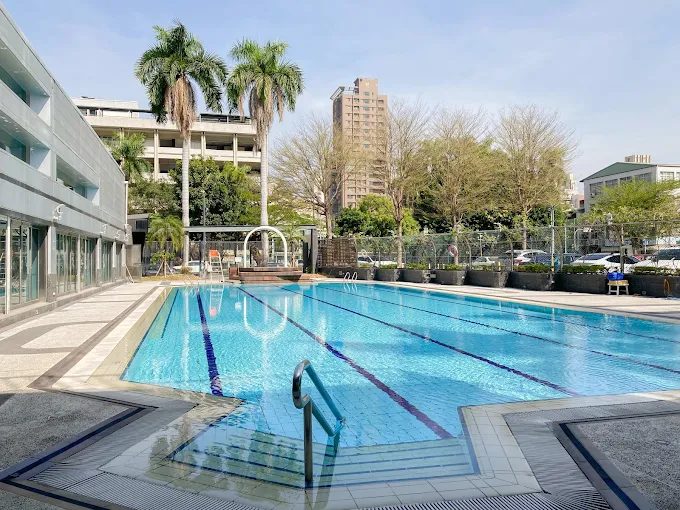 「高雄住哪裡？夜市香、海港亮、背包客都讚聲！」5 大高CP值住宿全曝光