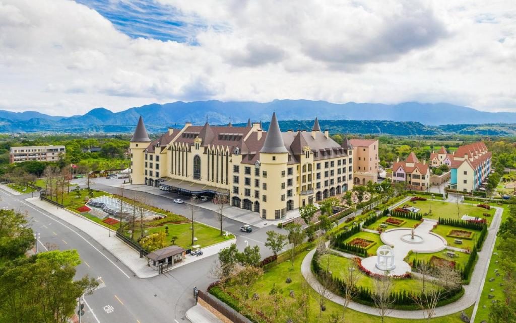 《黃金湯裡泡城堡》:花蓮瑞穗天合,把飯店當景點的夢幻假期