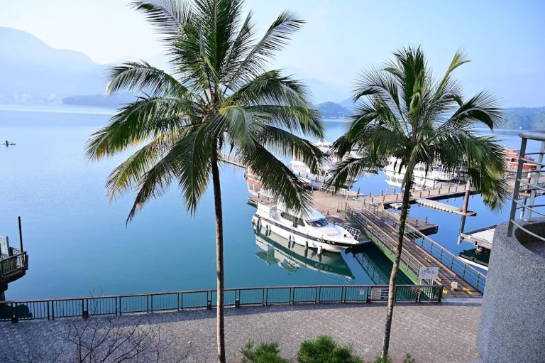 日月潭湖景第一排住宿只要 $2,280！住進【淶滬文旅】，散步就能到碼頭與老街