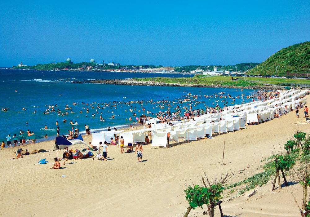 白沙灣擁有細緻的沙灘與純淨海色，是北台灣戲水天堂