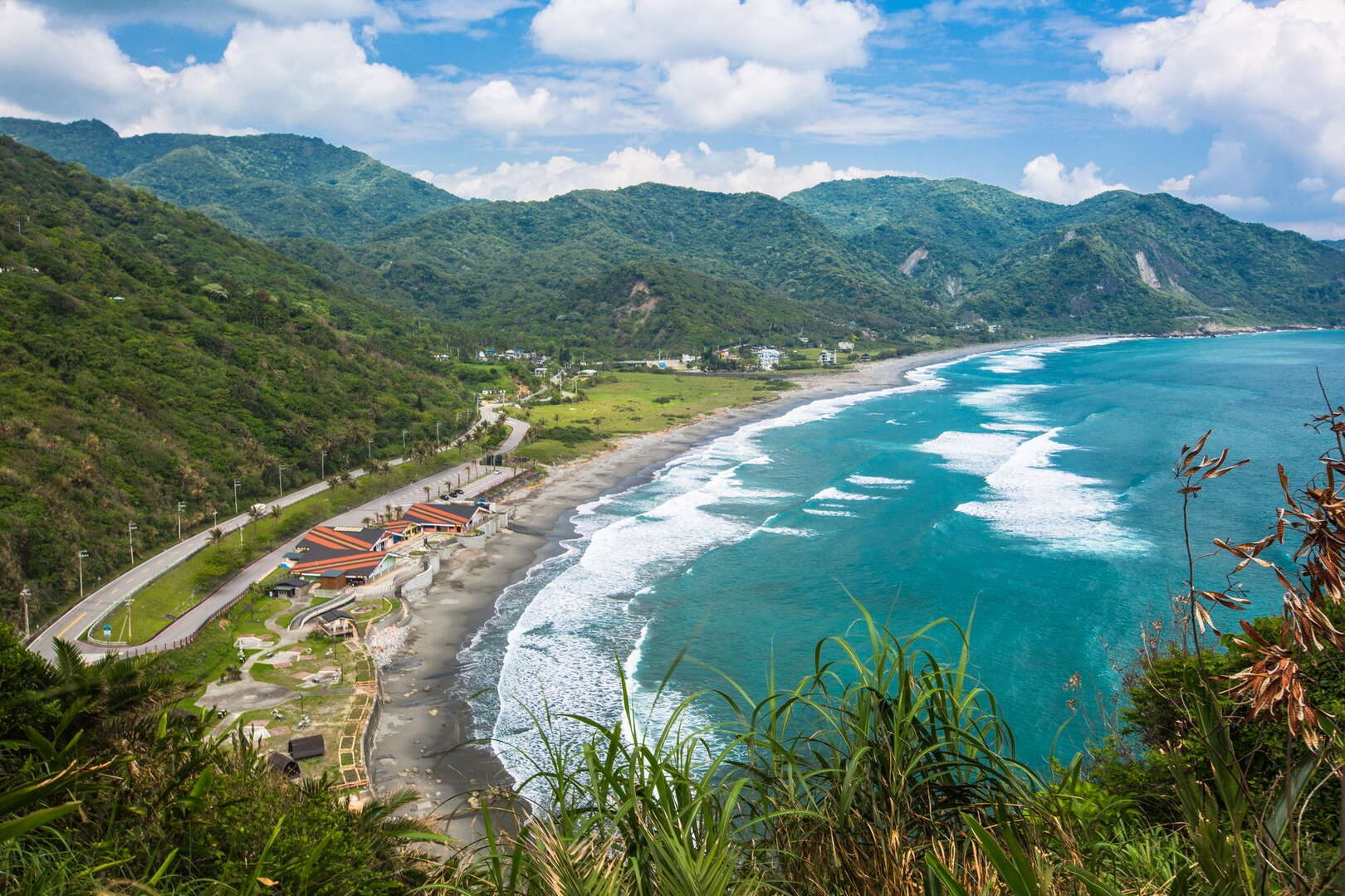 「別再只會唱〈浪流連〉！」實際去追浪：白沙灣、福隆、西子灣、磯崎、南灣怎麼玩