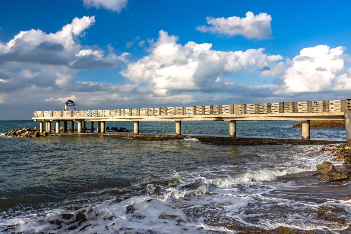 芝蘭海上觀景平台在夕陽映照下展現極致浪漫氣氛