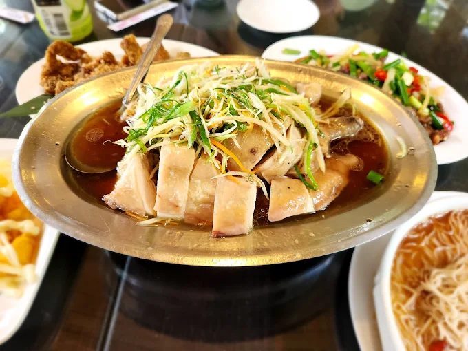 當地的綠竹筍與放山土雞料理，是登山後最佳的美味犒賞