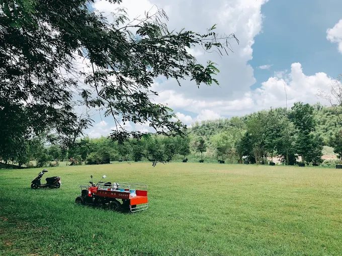 穎達X沐麓露營區擁有廣闊的草原，非常適合團體活動