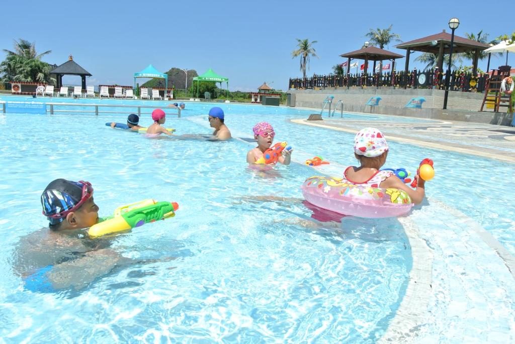 一秒穿越小灣海灘！墾丁福華隧道秘境，親子玩水像開外掛