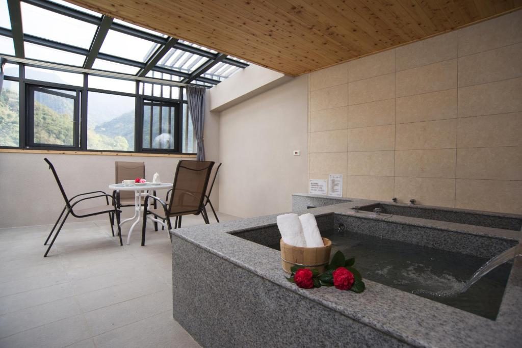 夜晚泡湯看星星，早晨被山嵐叫醒：苗栗湯之美的 24 小時浪漫劇本