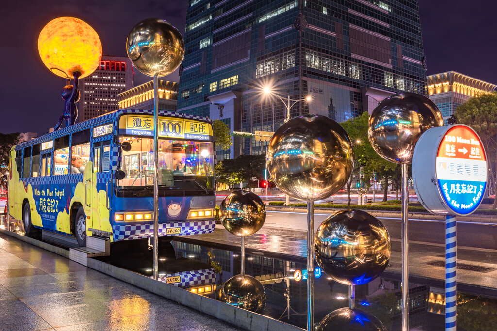 打卡月亮公車、追逐十分瀑布！雙北一日遊的浪漫劇本已替你寫好