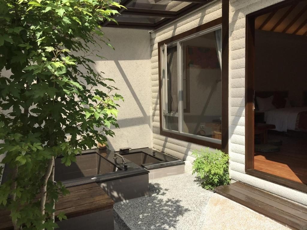 天氣冷不用飛日本！高雄寶來山澤居Villa，專屬湯屋＋山景小木屋超療癒