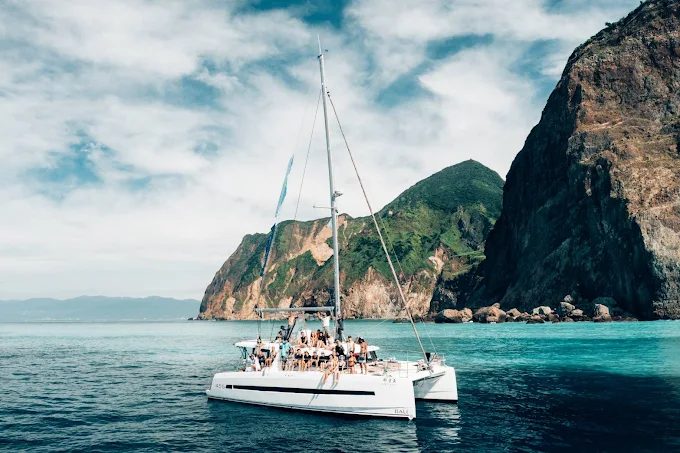 從烏石港出發！光腳海人帶你闖進龜山島牛奶海的奇幻漂流