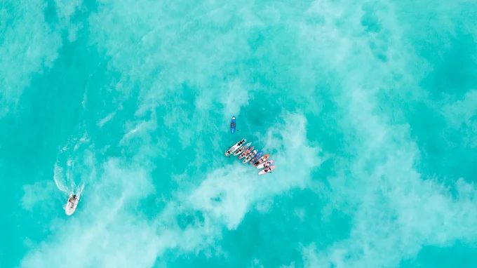 從烏石港出發！光腳海人帶你闖進龜山島牛奶海的奇幻漂流