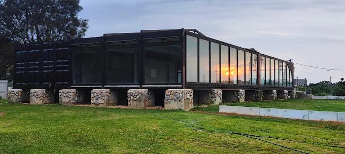 別再只會衝陽明山！桃園乳姑山見山咖啡廳，夜景美到像開外掛