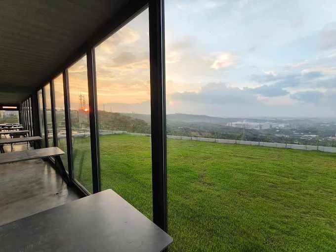 見山景觀咖啡廳室內明亮的落地窗設計提供寬廣的觀景視野