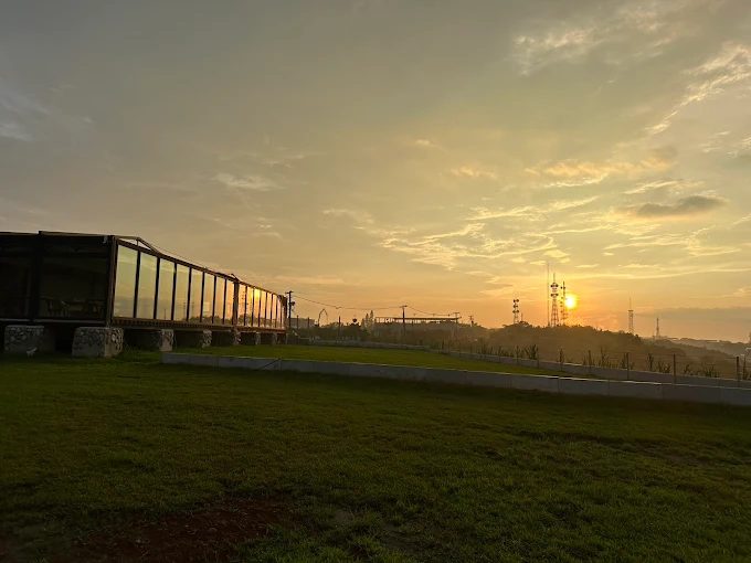 別再只會衝陽明山！桃園乳姑山見山咖啡廳，夜景美到像開外掛