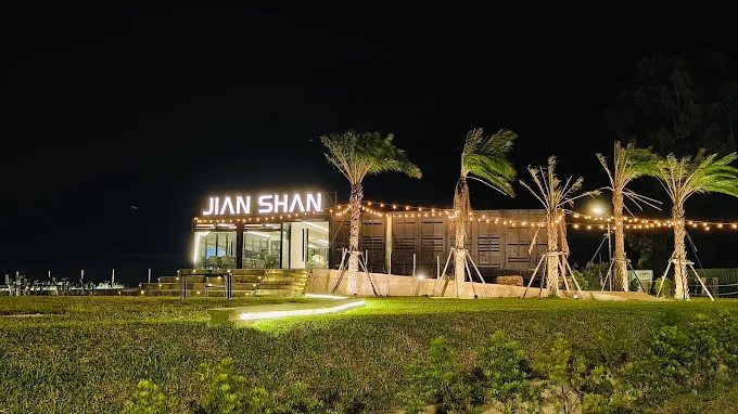 見山景觀咖啡廳戶外座位區俯瞰壯麗的城市燈火與夜景