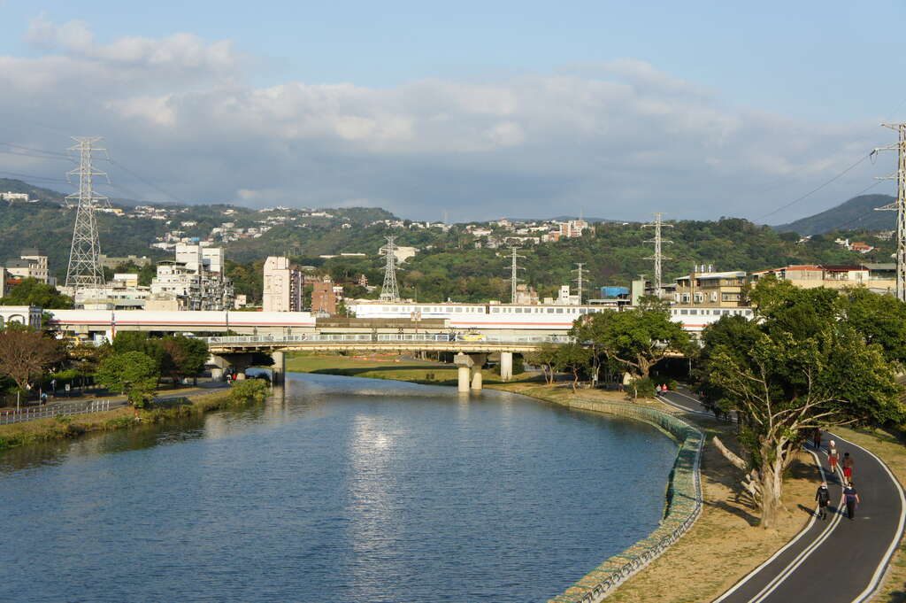 在士林走一整天：從劍潭公園登高看城景，沿河岸慢慢散步到黃昏