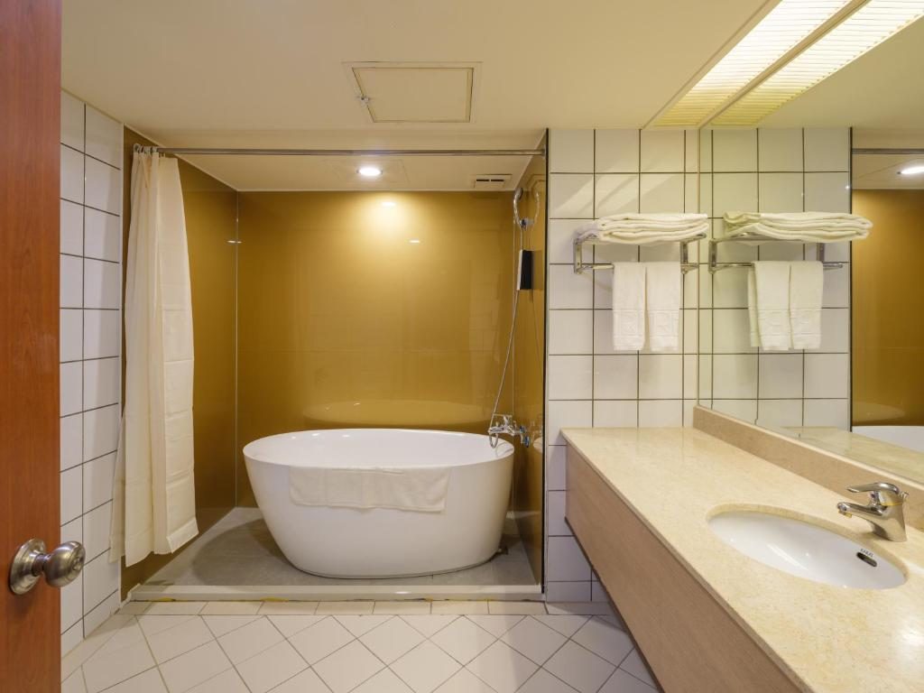 板橋住宿翻轉印象：凱撒無邊際泳池到府中平價旅宿全攻略