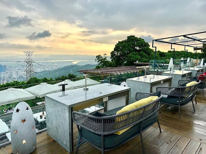 在陽明山景觀餐廳能俯瞰壯麗的城市夜景