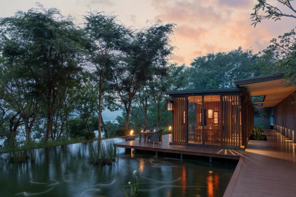 入住涵碧樓＝開啟「療癒模式」：湖光、泳池、晚霞全包場