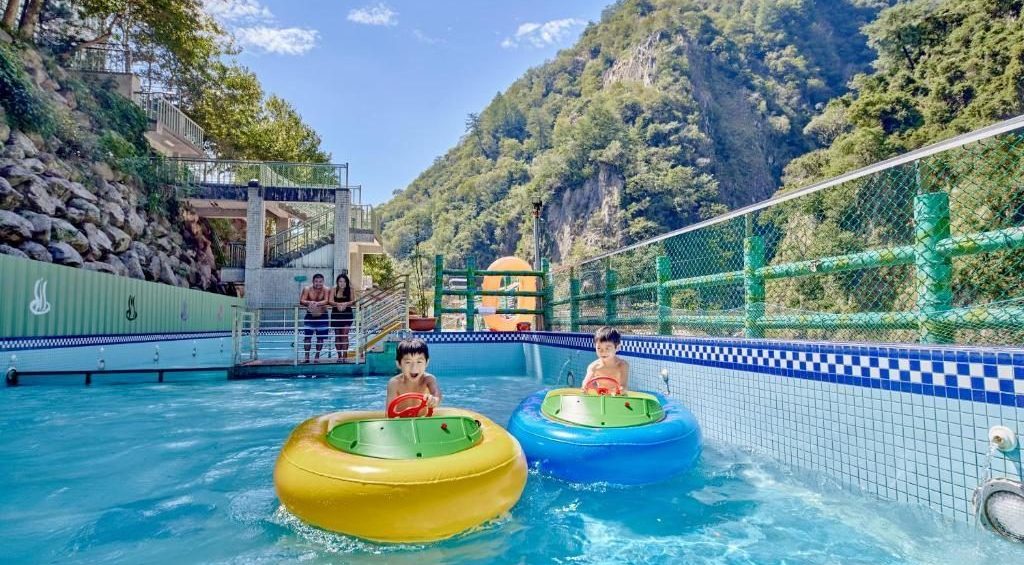 谷關暖湯不斷電|在大甲溪邊「泡」進山林的慢生活