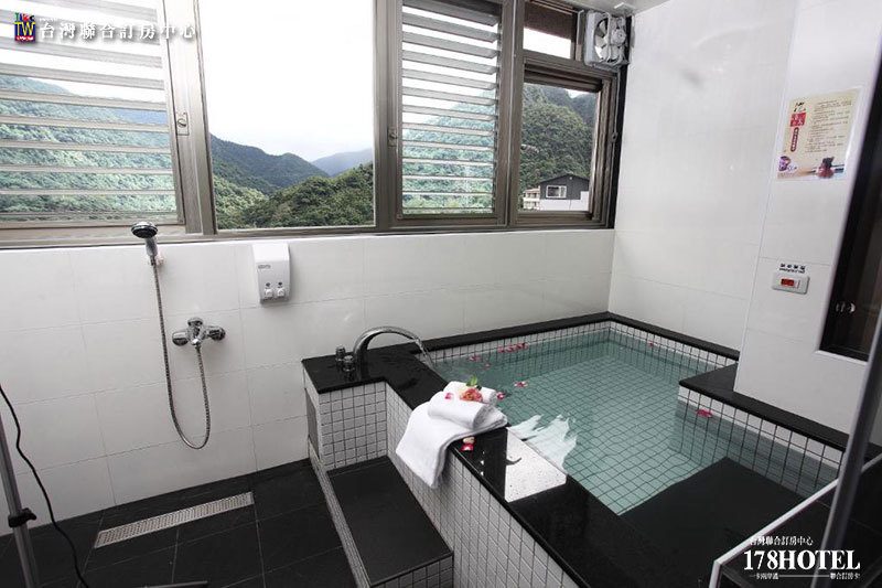 烏來泡湯住宿首選|泉世界溫泉會館雙人一泊二食只要 $2,499,週五入住還不加價!