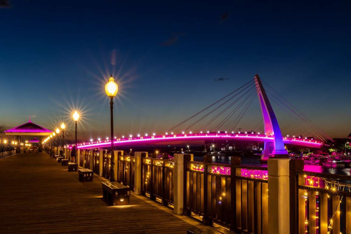 「搭一班開往浪漫的渡輪」｜淡水漁人碼頭日落、美食與情人橋夜景一次收藏