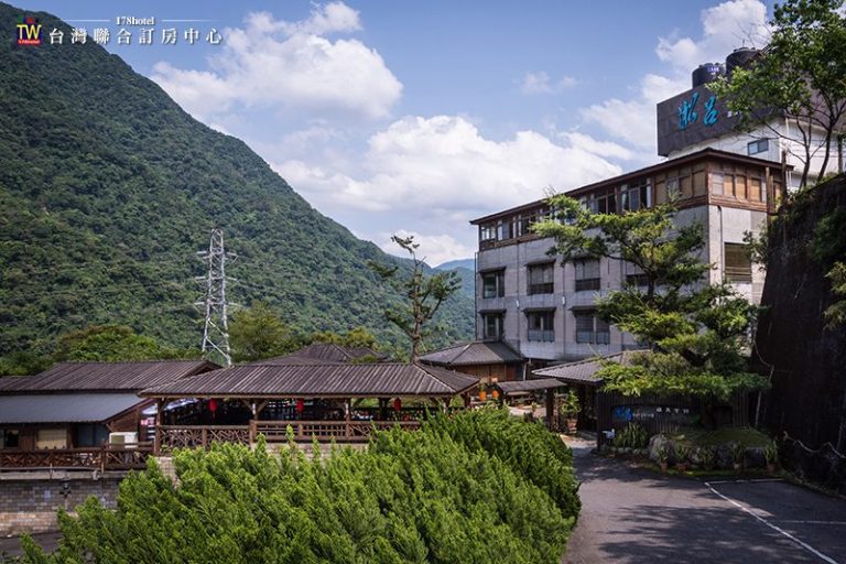烏來淞呂溫泉會館｜觀景雙人房住宿優惠 NT$2,380 起