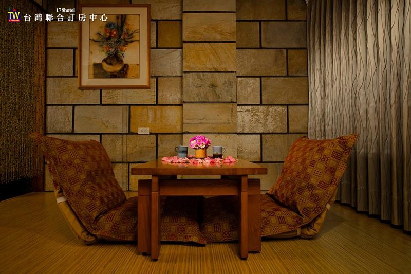 烏來淞呂溫泉會館的室內溫泉池，採用大面採光設計