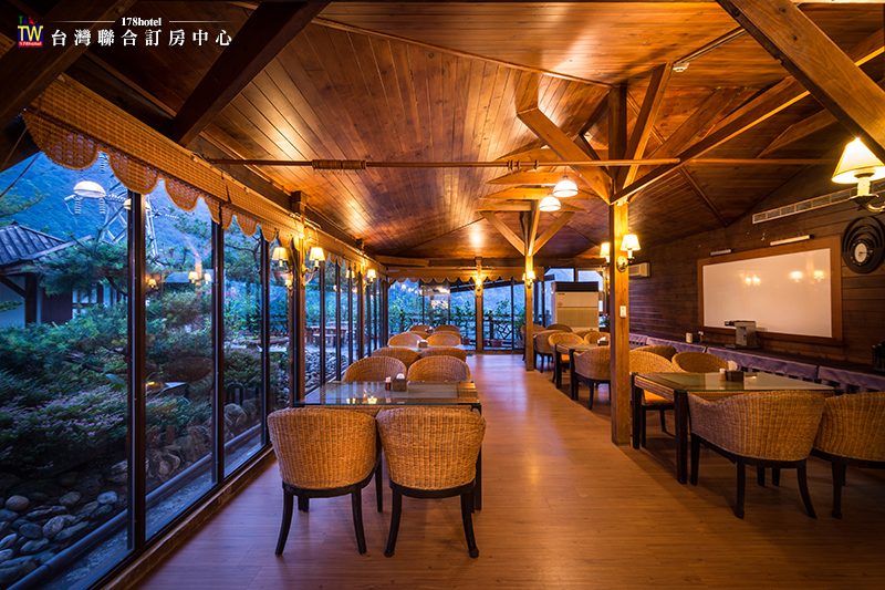 烏來淞呂溫泉會館的精緻客房內部，充滿木質調美學