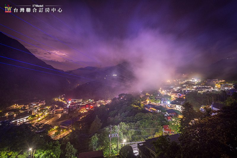 從會館房間窗戶向外望去的壯闊山林景色