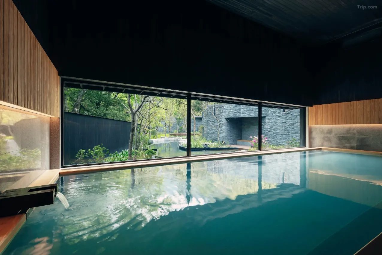 「躲進雲霧裡開房間」｜虹夕諾雅谷關，連山林都替你打光的溫泉劇場