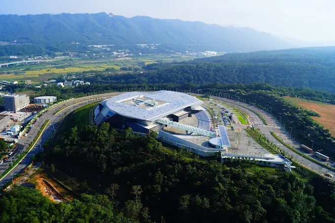 苗栗免費景點5選｜不花錢也能走光影隧道：百年紅磚、古厝市集、茶園天空線