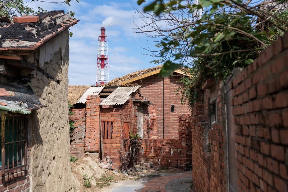 苗栗免費景點5選｜不花錢也能走光影隧道：百年紅磚、古厝市集、茶園天空線