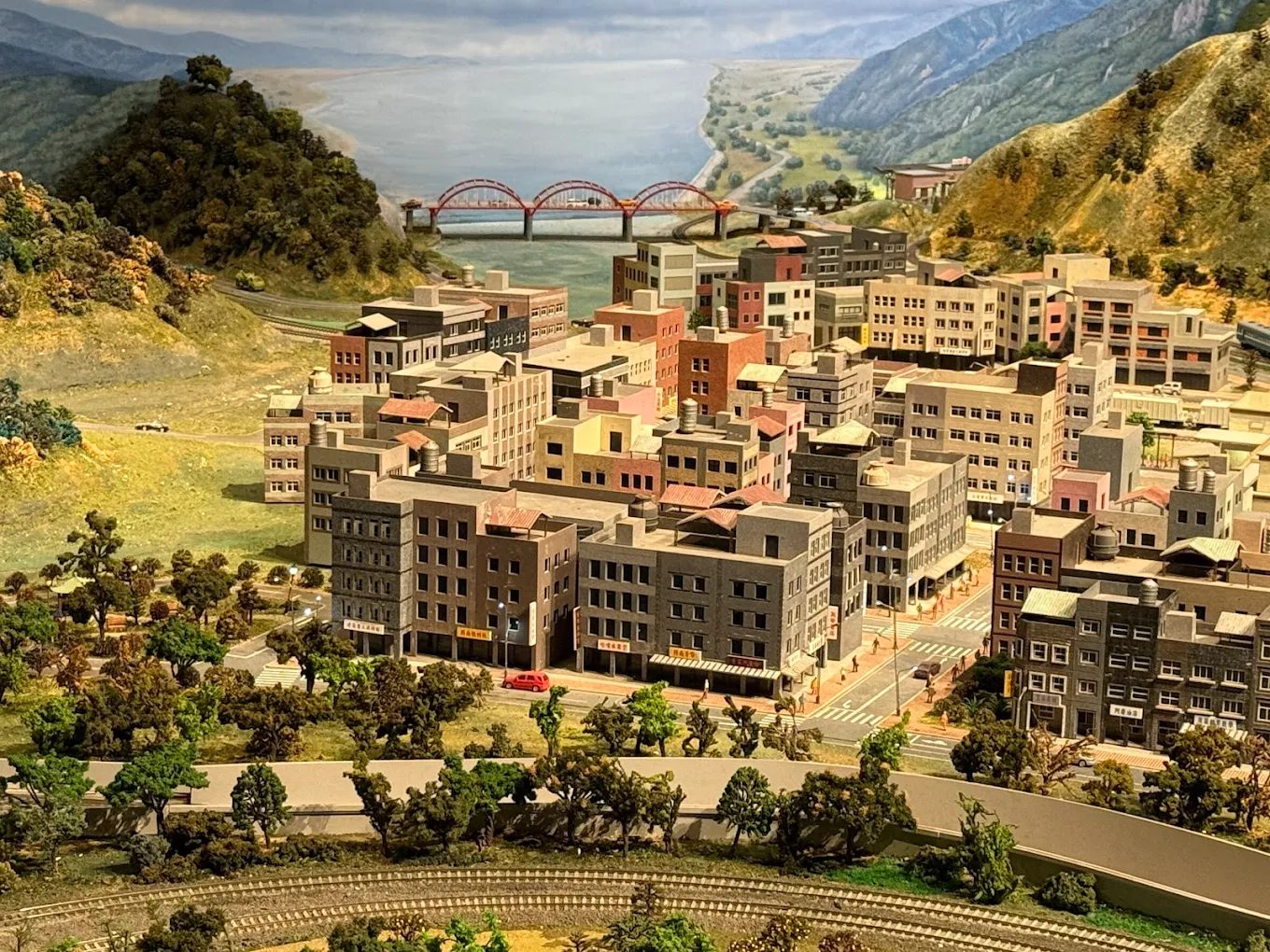 2025高雄必去景點｜哈瑪星、蓮池潭、駁二藝術特區、夜市美食全攻略