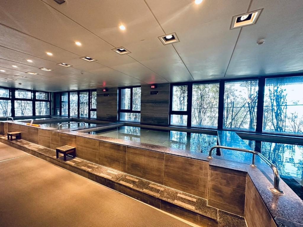 一場宜蘭的房間療癒：從寒沐私湯到村却夜景，睡一晚就是度假