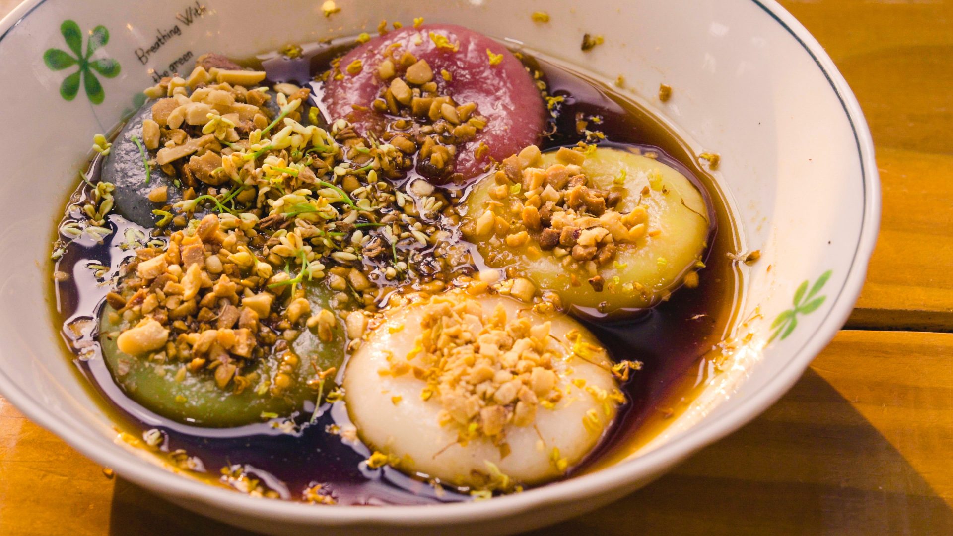 沿著苗栗南庄老街與桂花巷慢慢散步，紅磚老屋與客家甜點一起喚醒山城味道