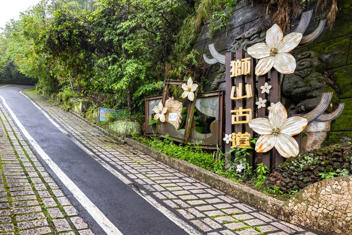 沿著苗栗南庄老街與桂花巷慢慢散步，紅磚老屋與客家甜點一起喚醒山城味道