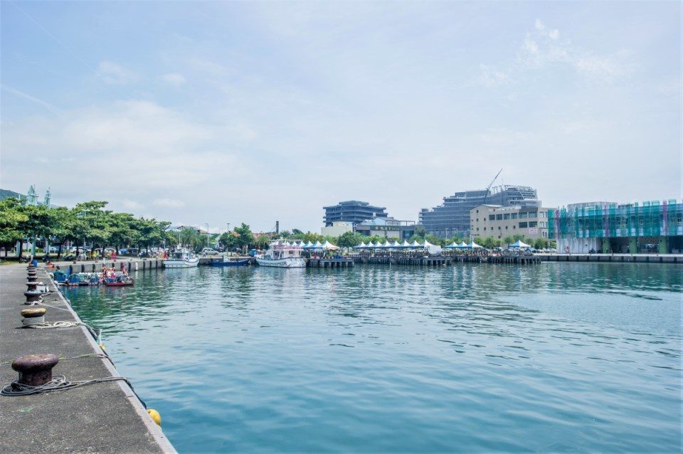 衝一波烏石港！新手也能浪出爽片級場景，龜山島陪你當背景板