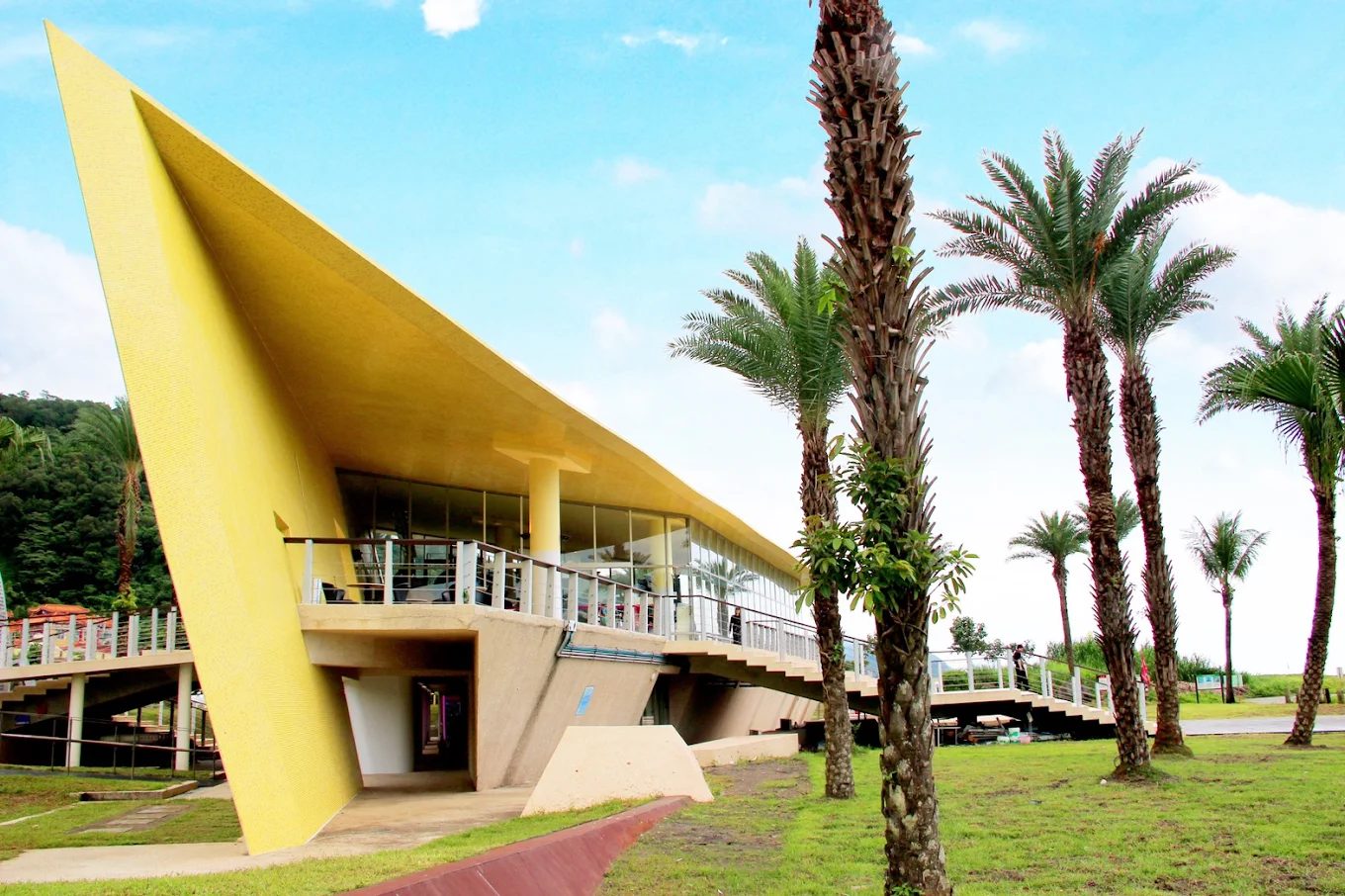 從零開始的衝浪人生｜外澳沙灘黑金海岸，帶你站上第一道浪