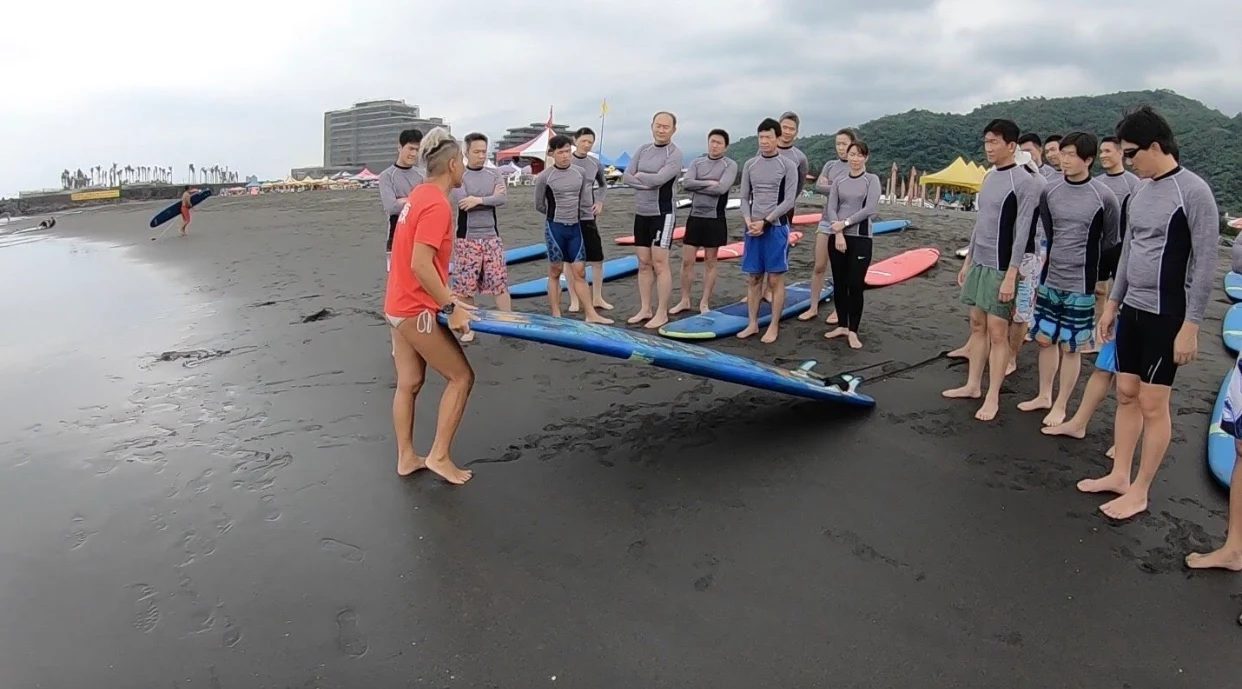 從零開始的衝浪人生｜外澳沙灘黑金海岸，帶你站上第一道浪