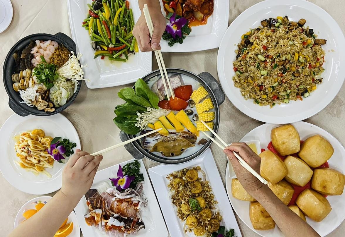 走進飛牛牧場的草原午後，擠牛奶、餵動物、吃鮮乳冰淇淋