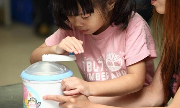 走進飛牛牧場的草原午後，擠牛奶、餵動物、吃鮮乳冰淇淋