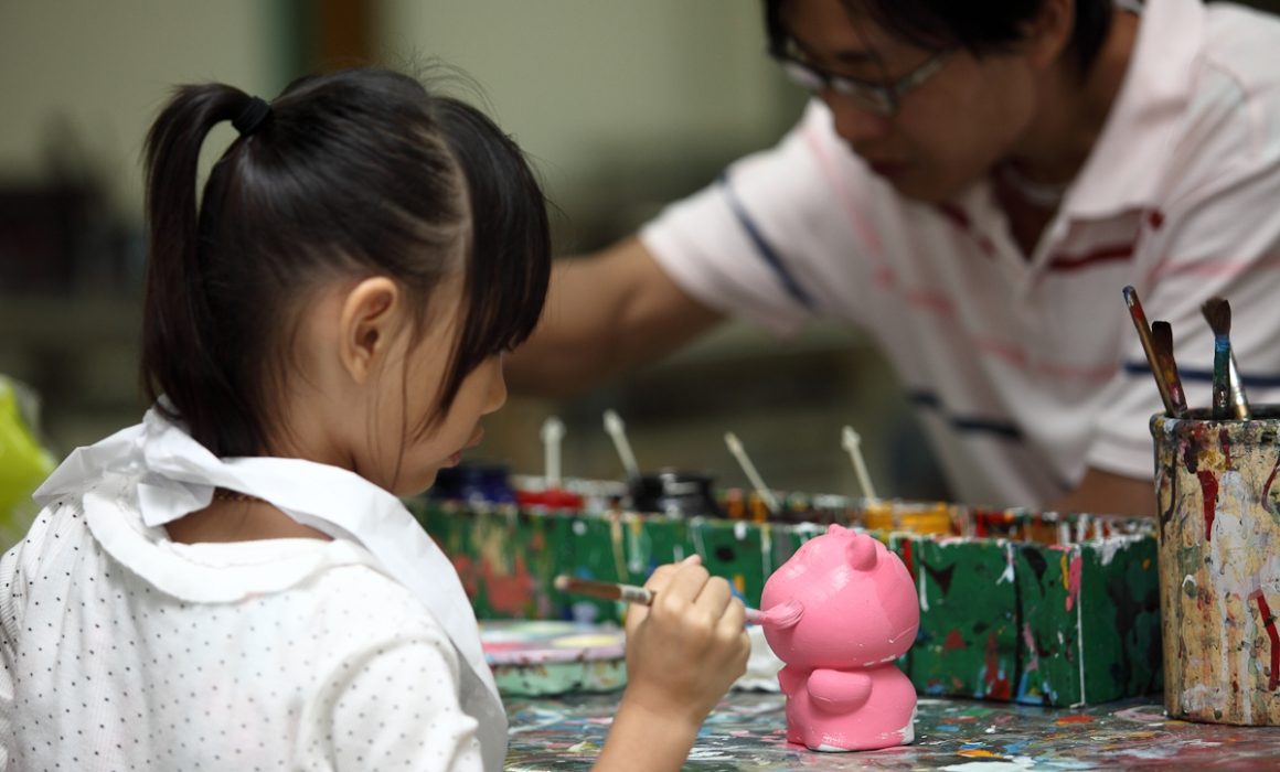 走進飛牛牧場的草原午後，擠牛奶、餵動物、吃鮮乳冰淇淋