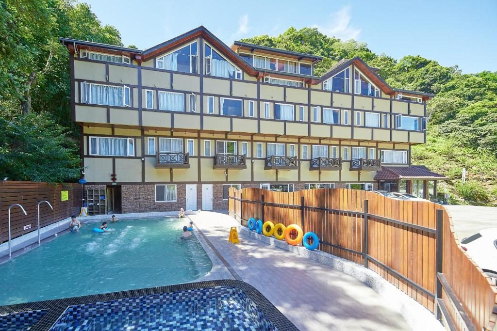 從白天行程走回山裡，在雲鄉溫泉山莊用溫泉放慢南投夜晚