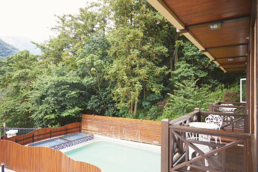 從白天行程走回山裡，在雲鄉溫泉山莊用溫泉放慢南投夜晚