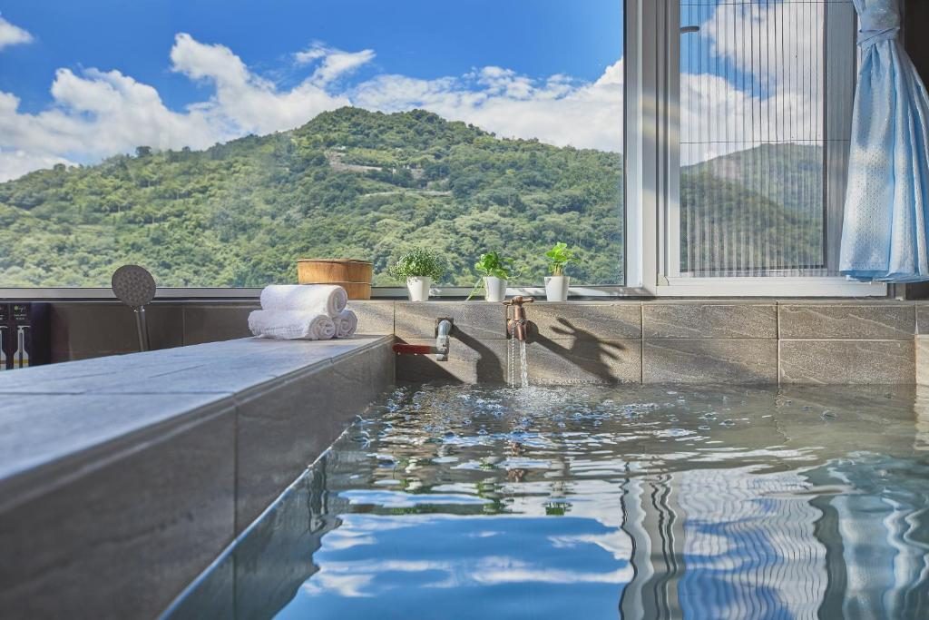 從白天行程走回山裡，在雲鄉溫泉山莊用溫泉放慢南投夜晚