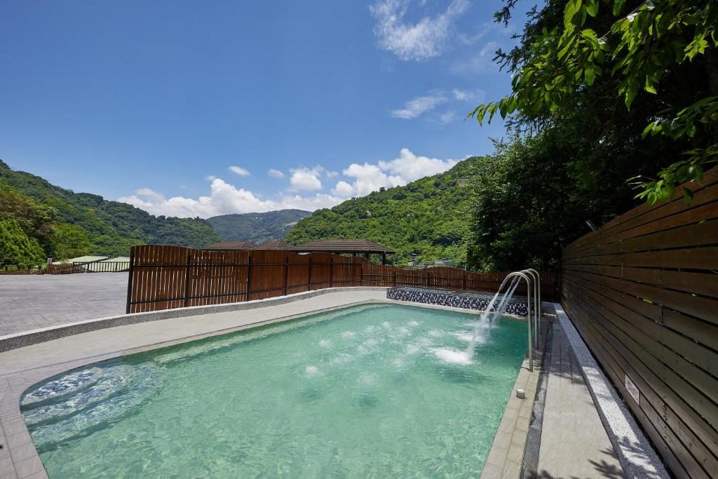 從白天行程走回山裡，在雲鄉溫泉山莊用溫泉放慢南投夜晚