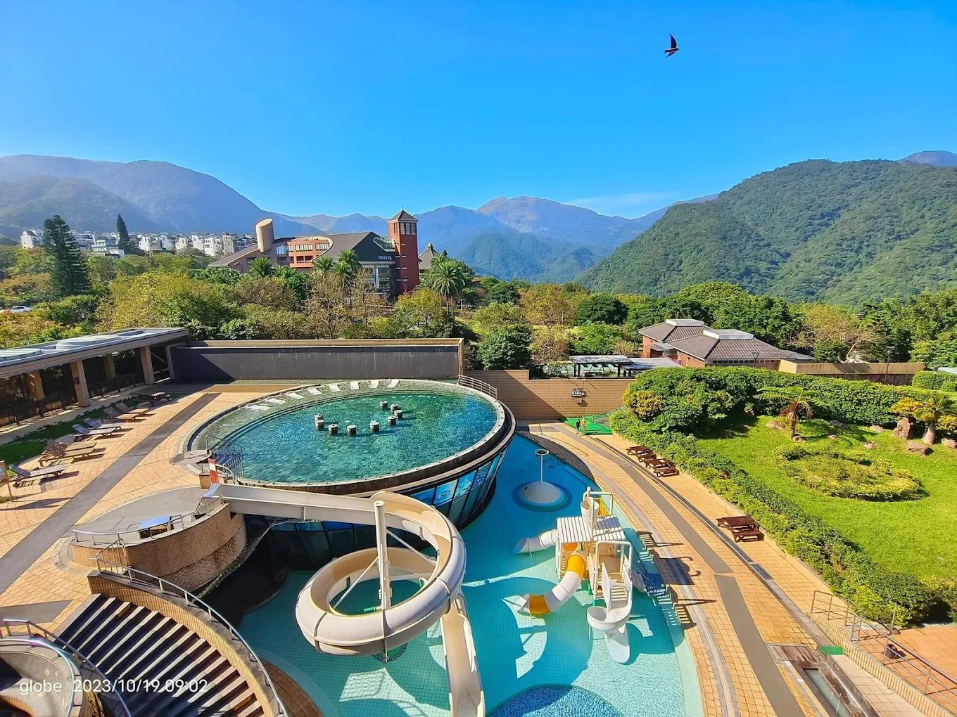 陽明山天籟溫泉會館｜台北 40 分鐘直達！泡白硫磺牛奶泉＋遠眺山海美景，雙人湯屋限時 $6,999 起