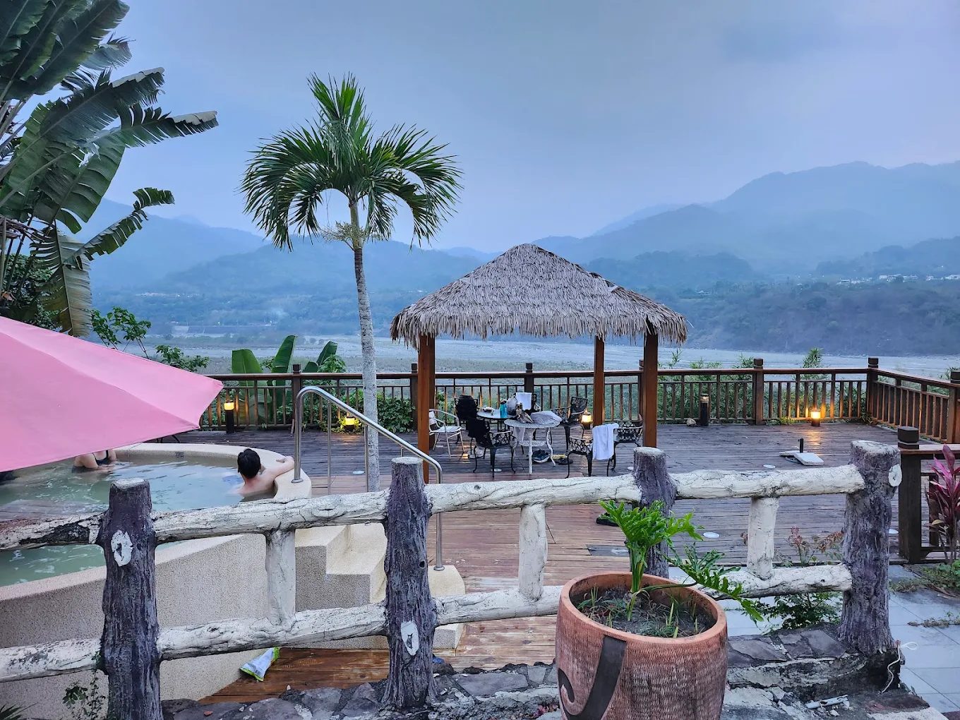 高雄六龜【天闊溫泉會館】｜山林祕境泡湯 × 星空小木屋 × 寵物友善，最新營業時間與房價一次看懂