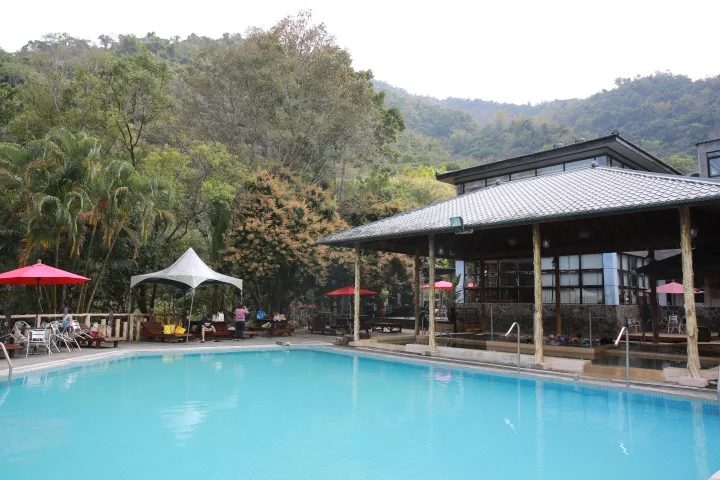 高雄六龜【天闊溫泉會館】｜山林祕境泡湯 × 星空小木屋 × 寵物友善，最新營業時間與房價一次看懂